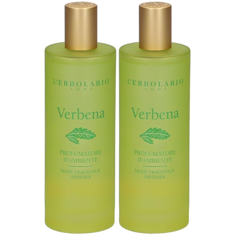 Zwei grüne Flaschen mit goldenen Deckeln. Aufschrift: L'Erbolario, Verbena, PROFUAMTTORE D'AMBIENTE, HOME FRAGRANCE DIFFUSER.
