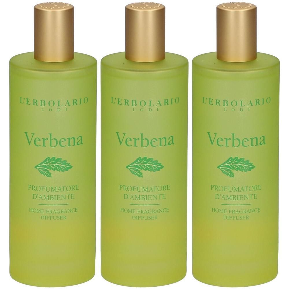 Drei grüne Flaschen mit goldenen Verschlüssen. Auf jeder Flasche steht "Verbena" und "PROFUMATORE D'AMBIENTE".