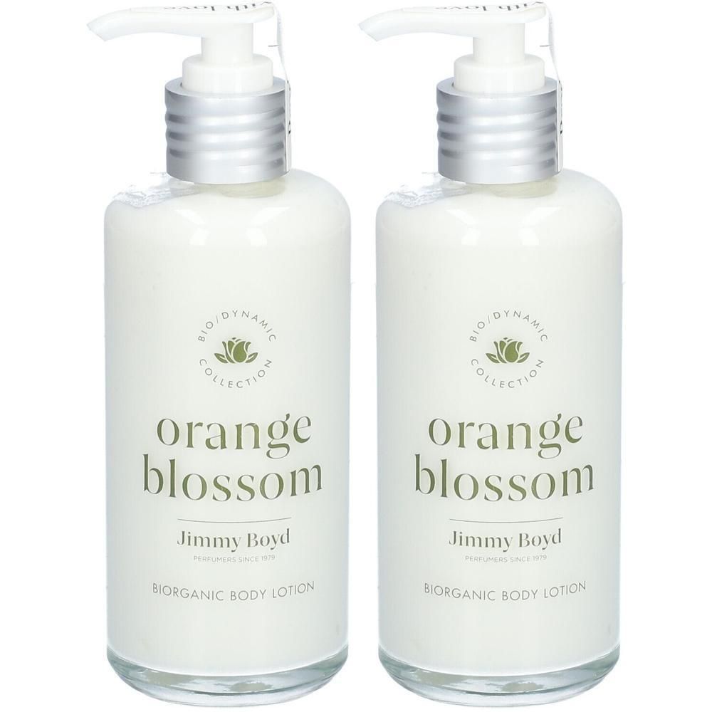Zwei Flaschen Körperlotion mit Pumpverschluss. Aufschrift: Orange Blossom, Jimmy Boyd, Biorganic Body Lotion. Bio-Dynamic Collection.