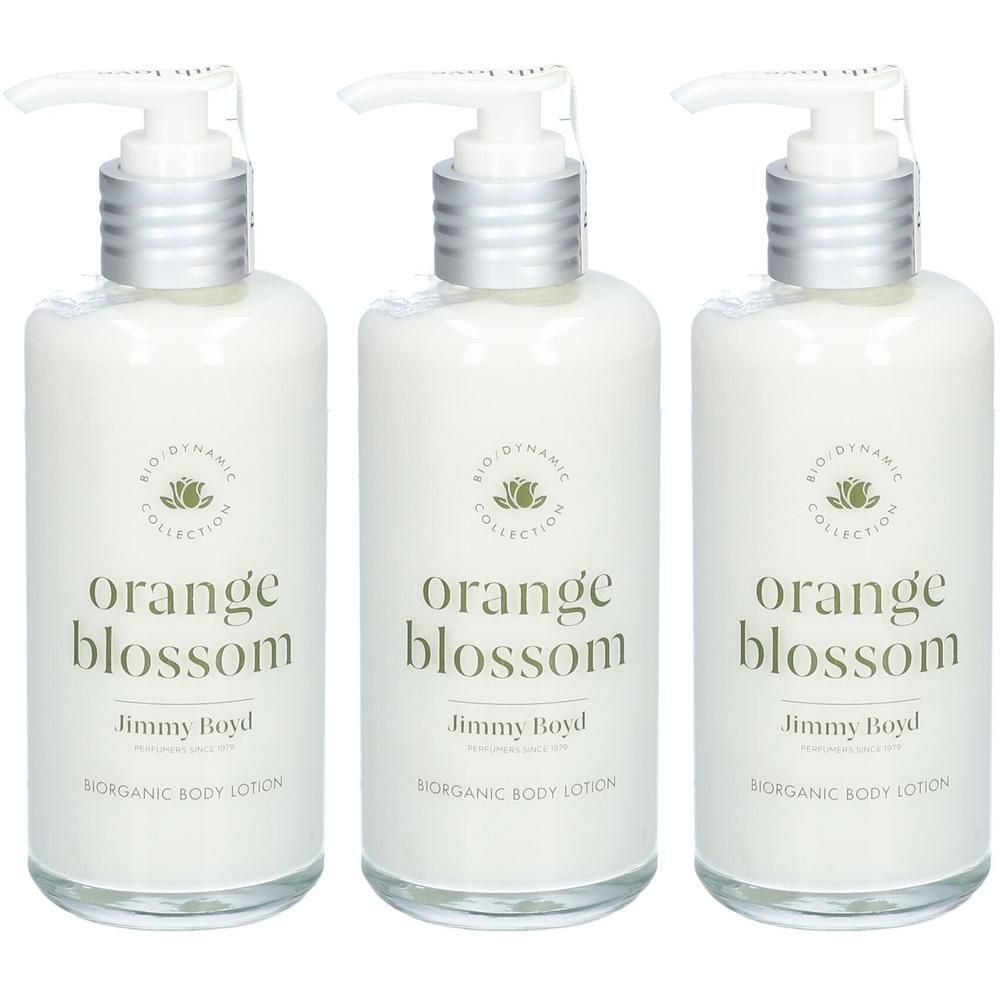 Drei weiße Flaschen mit Pumpaufsatz. Auf jeder Flasche steht "orange blossom" und "Jimmy Boyd".
