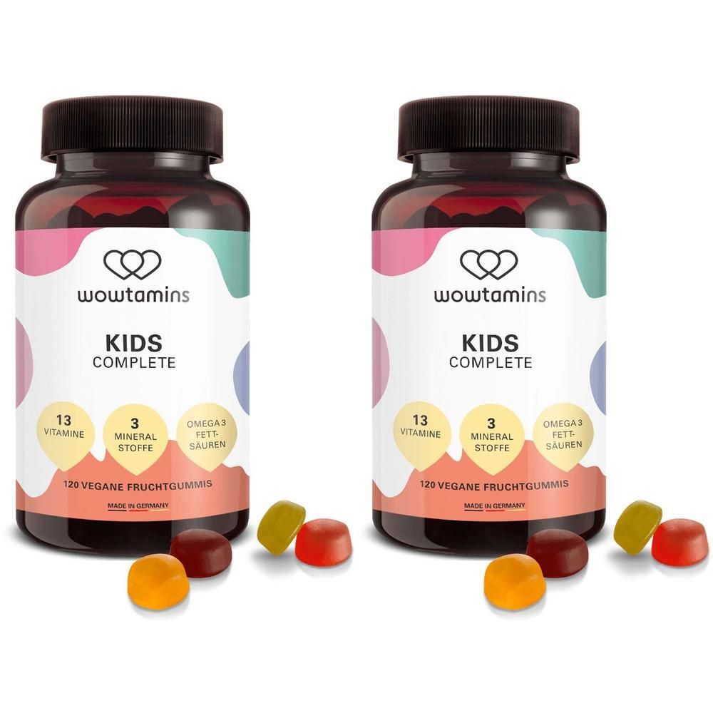 Zwei Flaschen WOWTAMINS Kinder komplett. Jede Flasche enthält 120 vegane Fruchtgummis. Aufschrift: 13 Vitamine, 3 Mineralstoffe, Omega 3 Fettsäuren.