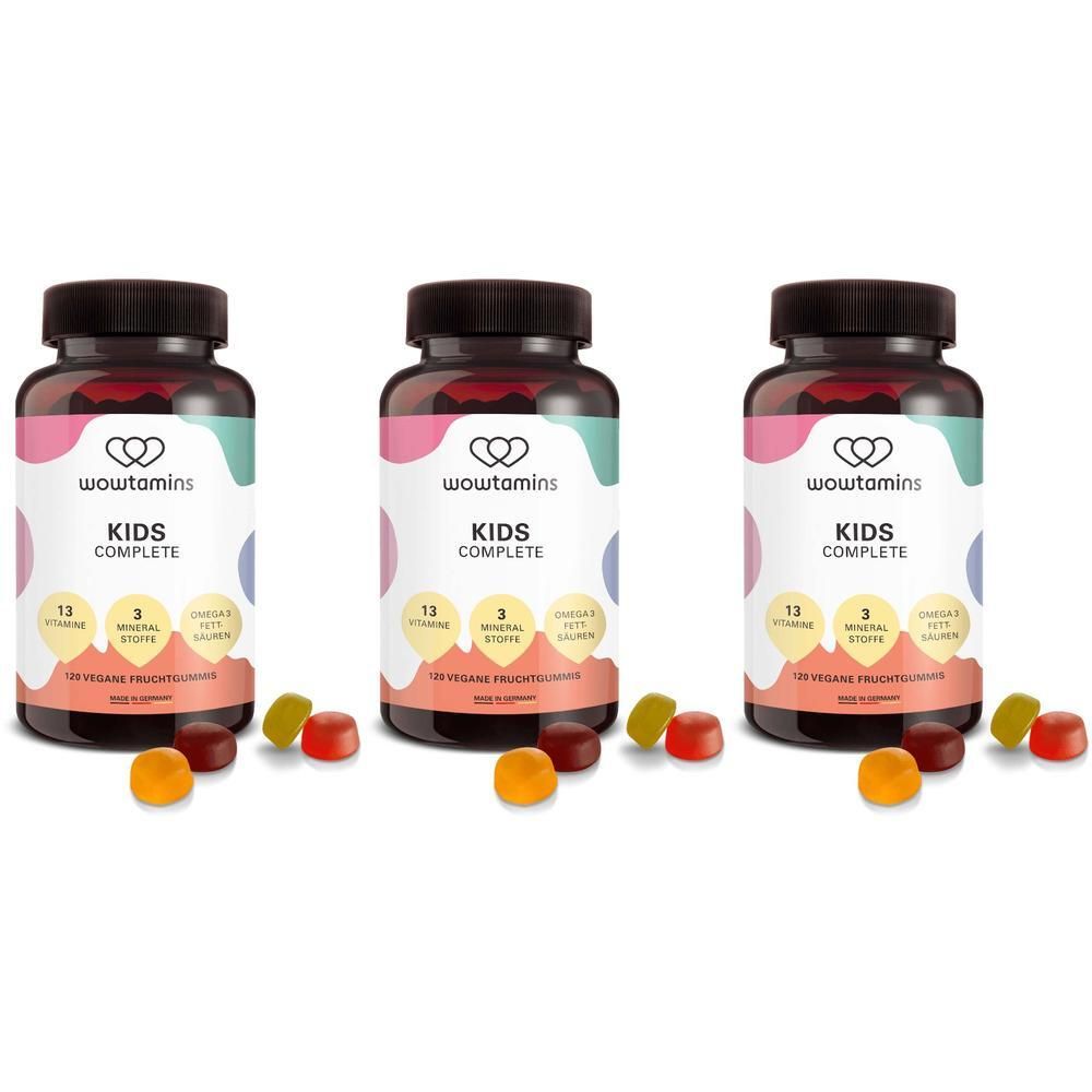 Drei Flaschen mit WOWTAMINS Kinder komplett. Jede Flasche enthält 120 vegane Fruchtgummis. Einige Fruchtgummis liegen davor.