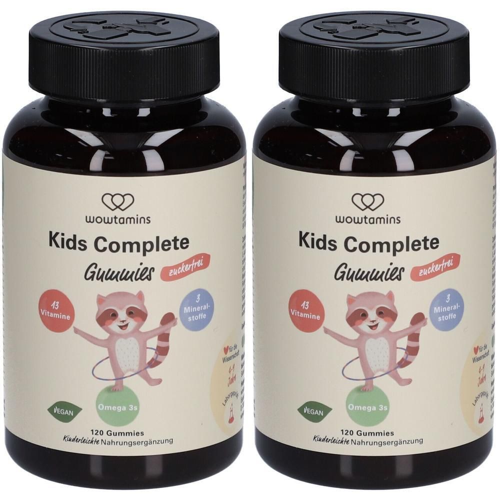 Zwei Flaschen mit schwarzem Deckel. Auf den Etiketten steht "wowtamins Kids Complete Gummies". Abbildung eines Waschbären. Vegan.