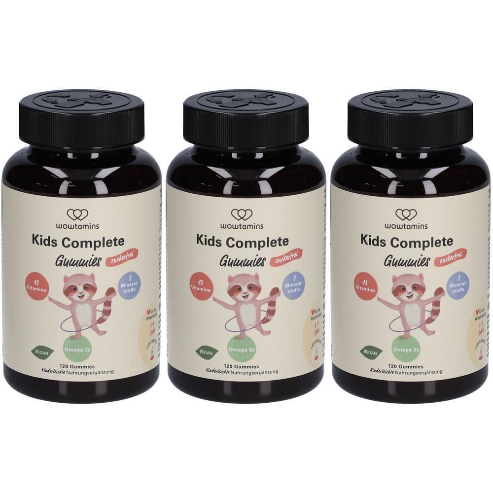 Drei braune Flaschen mit schwarzen Deckeln. Auf den Etiketten steht "wowtamins Kids Complete Gummies". Ein Cartoon-Waschbär ist abgebildet.