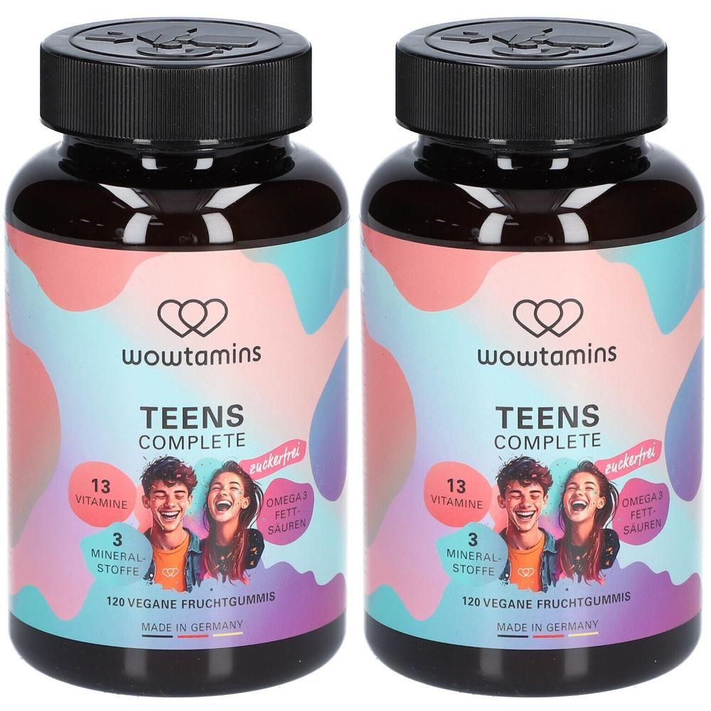 Zwei Flaschen mit schwarzen Deckeln. Aufschrift: wowtamins TEENS COMPLETE. Enthält 13 Vitamine, 3 Mineralstoffe, Omega-3-Fettsäuren. 120 vegane Fruchtgummis.