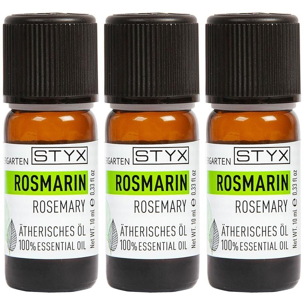 Drei Fläschchen Rosmarin-Öl. Braunes Glas, schwarzer Deckel. Etikett mit Text: ROSMARIN, ÄTHERISCHES ÖL, 100% ESSENTIAL OIL.