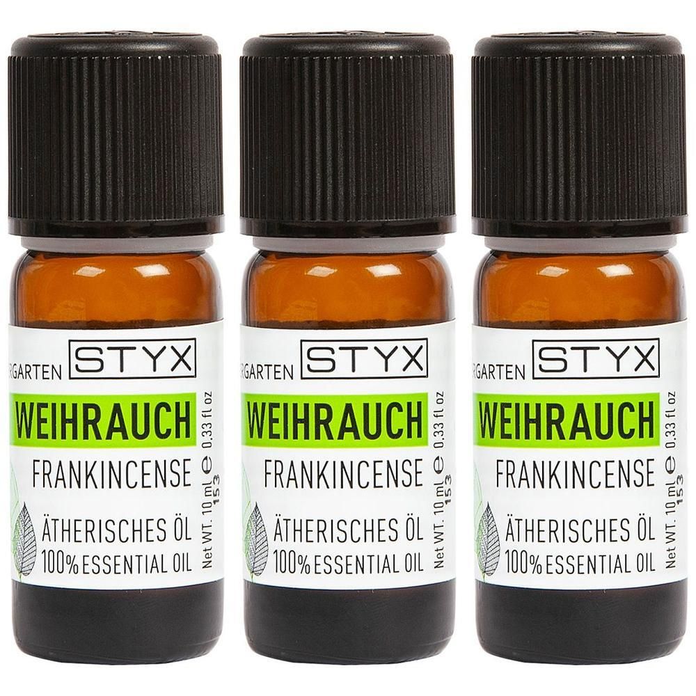 Drei braune Glasflaschen mit schwarzem Deckel. Auf den Etiketten steht "STYX Weihrauch Frankincense Ätherisches Öl".