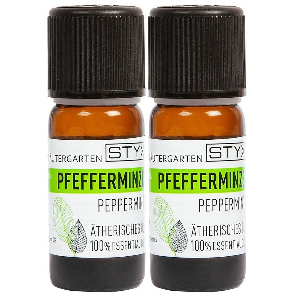 Zwei kleine braune Glasflaschen mit schwarzen Deckeln. Auf den Etiketten steht "Pfefferminz" und "Ätherisches Öl".