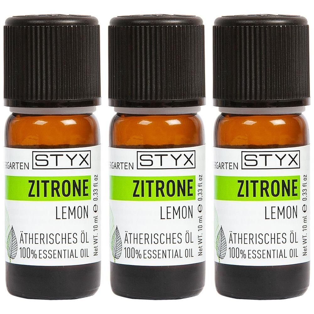Drei Fläschchen mit braunem Öl und schwarzem Deckel. Aufschrift: STYX Zitrone, Lemon, Ätherisches Öl, 100% Essential Oil.