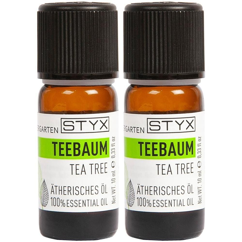 Zwei kleine braune Glasflaschen mit schwarzem Deckel. Auf den Etiketten steht "STYX Teebaum Ätherisches Öl".