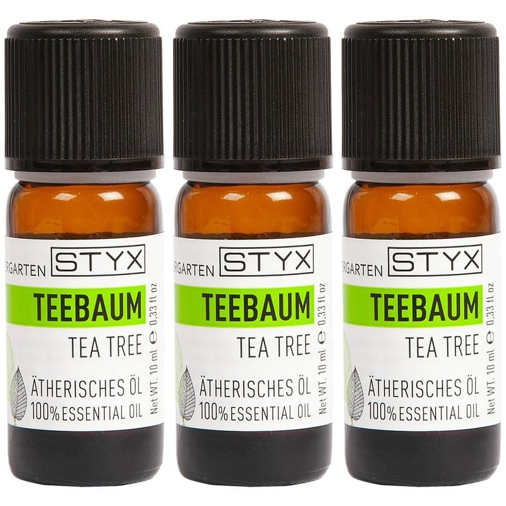 Drei braune Glasflaschen mit schwarzem Deckel. Aufschrift: STYX, Teebaum, Ätherisches Öl, 100% Essential Oil. Net WT. 10 ml.