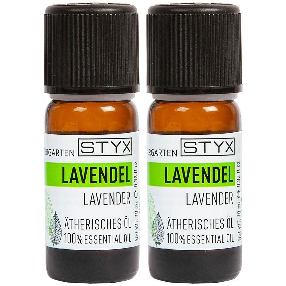 Zwei kleine braune Glasflaschen mit schwarzen Deckeln. Auf den Etiketten steht "LAVENDEL", "Ätherisches Öl" und "STYX".