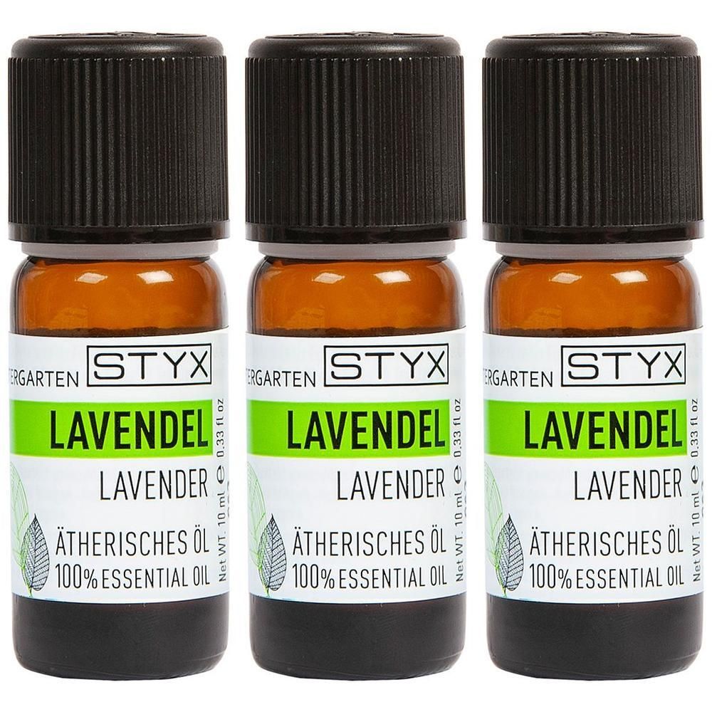 Drei kleine braune Glasflaschen mit schwarzem Deckel. Aufschrift: LAVENDEL, Ätherisches Öl, STYX. Grüne und weiße Etiketten.