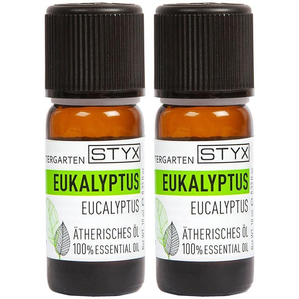 Zwei Flaschen ätherisches Öl. Braunes Glas mit schwarzem Deckel. Etikett mit Text: Eukalyptus, STYX, Ätherisches Öl, 100% Essential Oil.