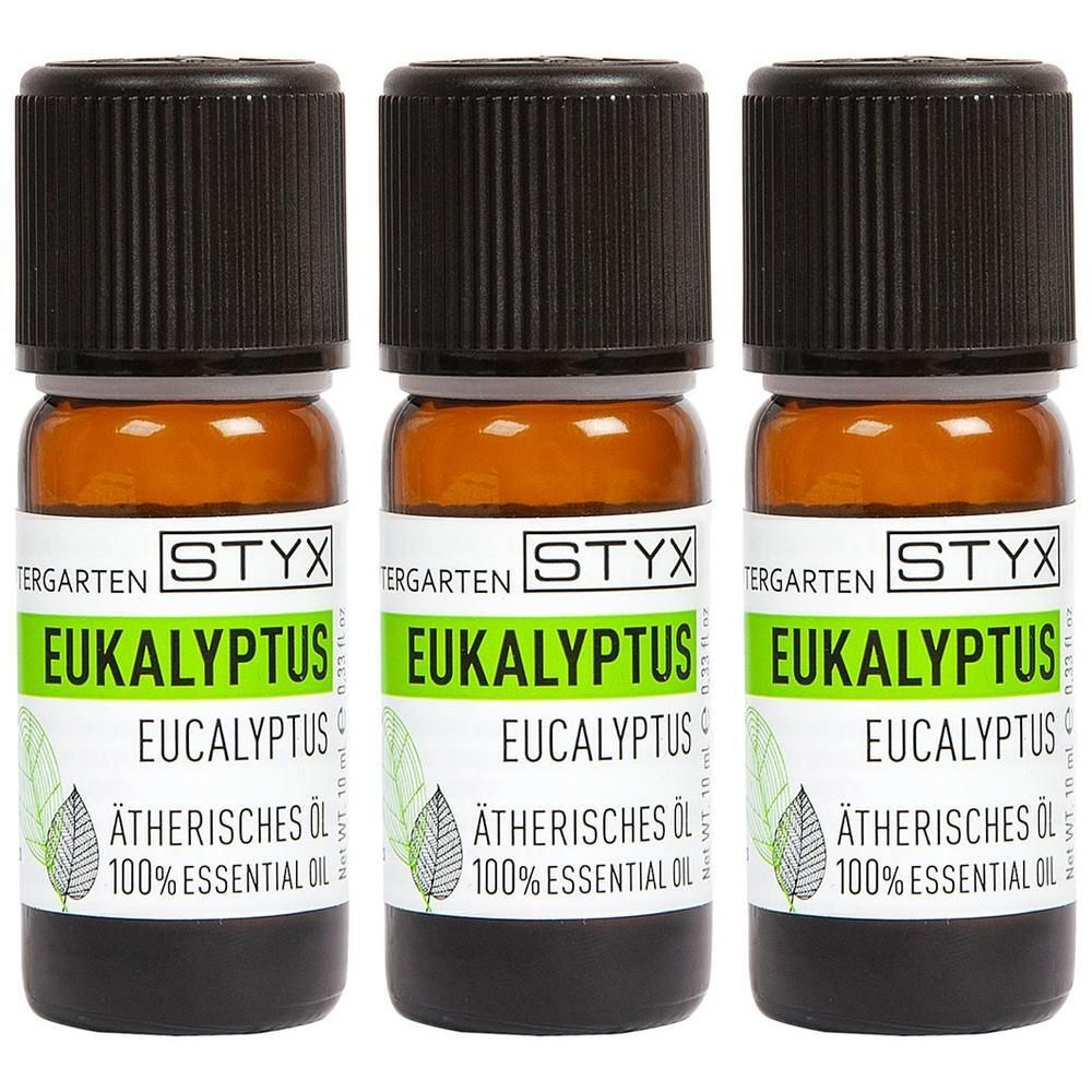 Drei braune Glasflaschen mit schwarzen Deckeln. Aufschrift: STYX, EUKALYPTUS, Ätherisches Öl, 100% Essential Oil.