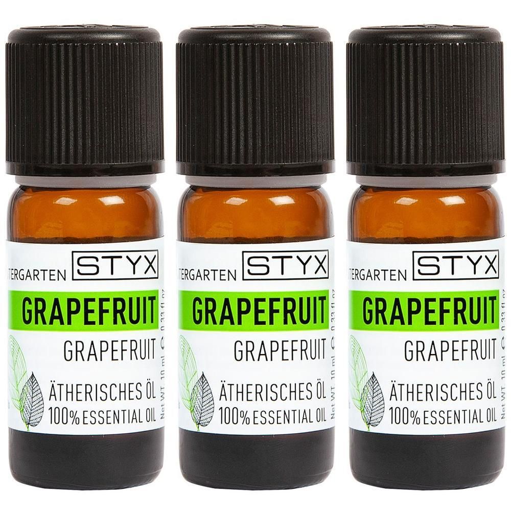 Drei Fläschchen mit schwarzem Deckel. Aufschrift: STYX Grapefruit Ätherisches Öl. 100% Essential Oil.
