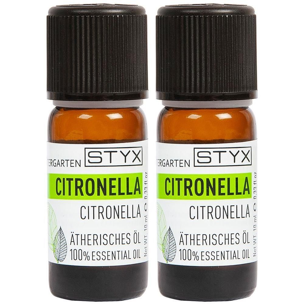 Zwei braune Glasflaschen mit schwarzem Deckel. Auf dem Etikett steht "CITRONELLA", "ÄTHERISCHES ÖL" und "100% ESSENTIAL OIL".