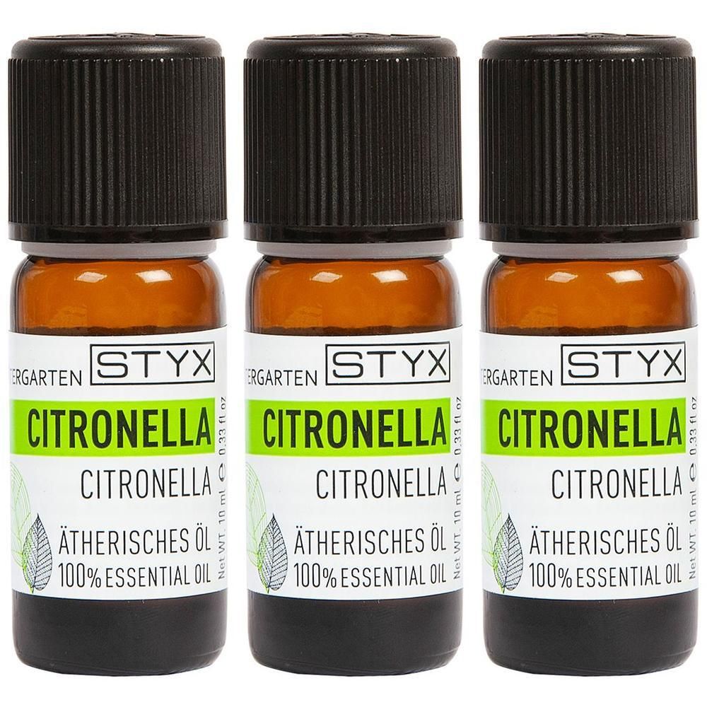 Drei braune Glasflaschen mit schwarzem Deckel. Auf den Etiketten steht "Citronella" und "Ätherisches Öl".