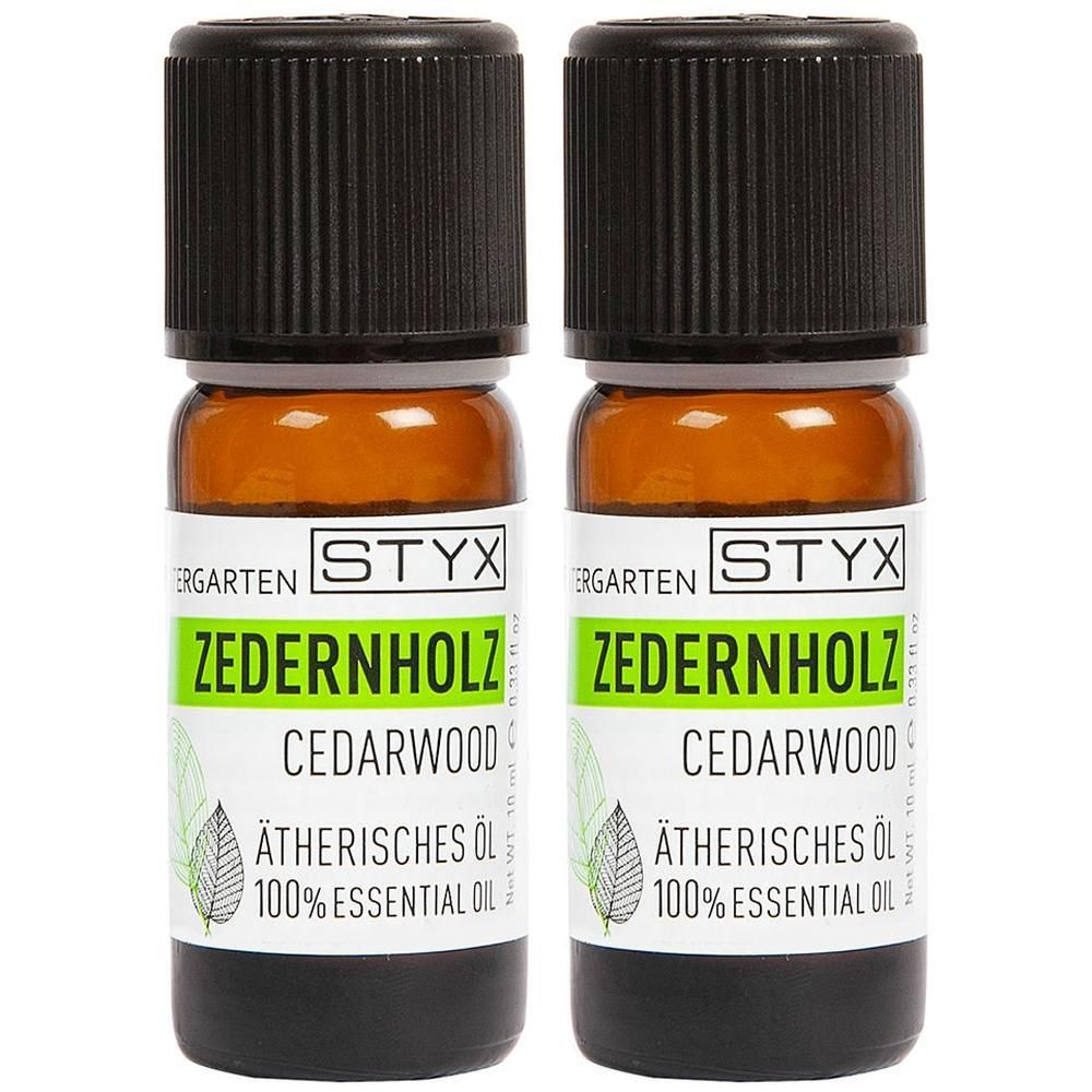 Zwei kleine braune Glasflaschen mit schwarzem Deckel. Auf den Etiketten steht "ZEDERNHOLZ" und "CEDARWOOD".