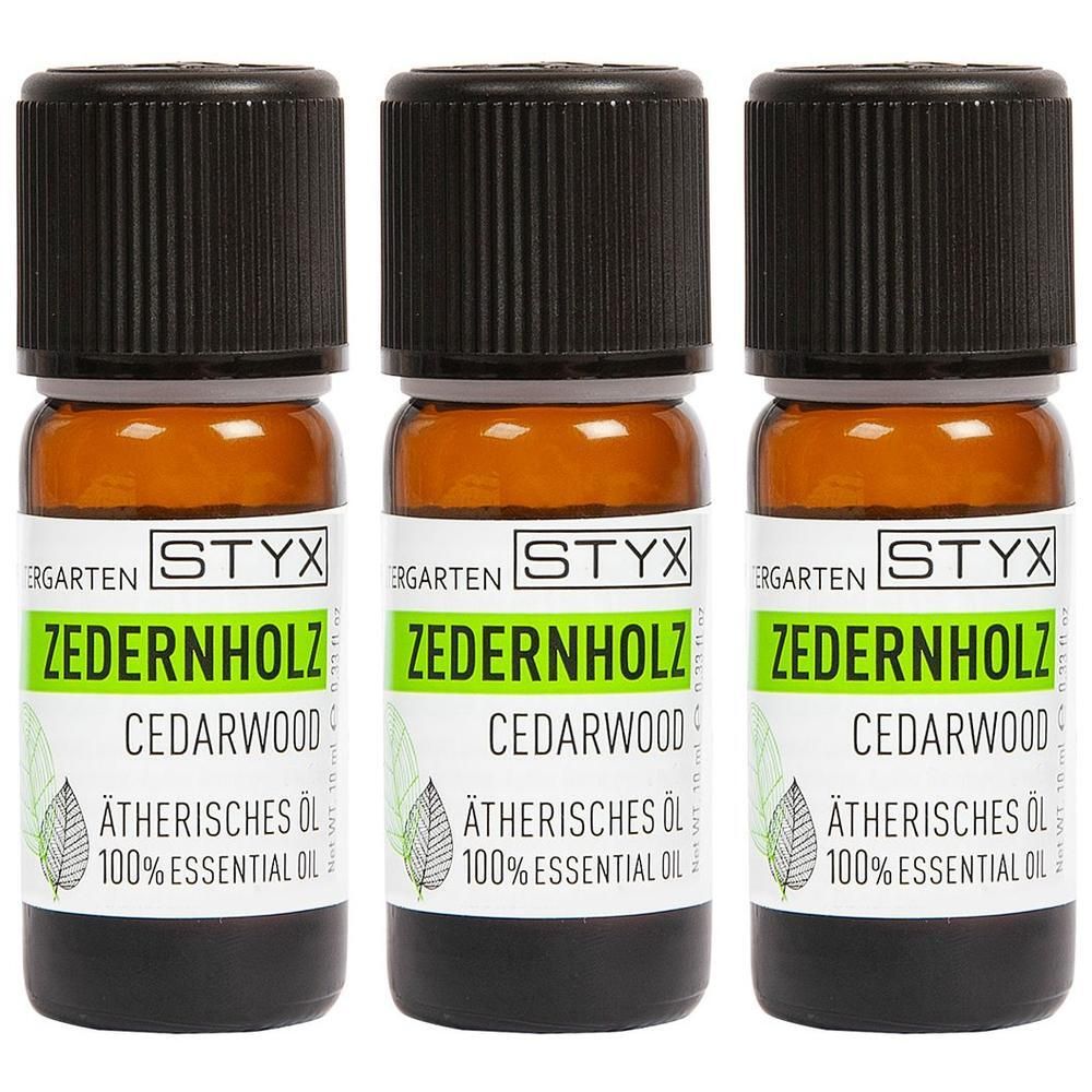 Drei braune Glasflaschen mit schwarzen Deckeln. Auf den Etiketten steht "ZEDERNHOLZ", "CEDARWOOD" und "Ätherisches Öl".