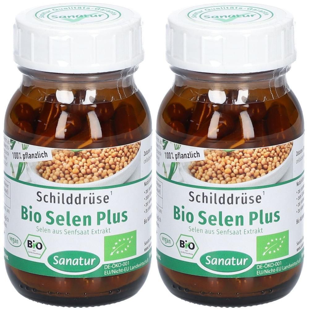 Zwei braune Glasflaschen mit weißen Deckeln. Auf den Etiketten steht "Schilddrüse Bio Selen Plus" und "Sanatur". Das Produkt enthält Senfsaat Extrakt.