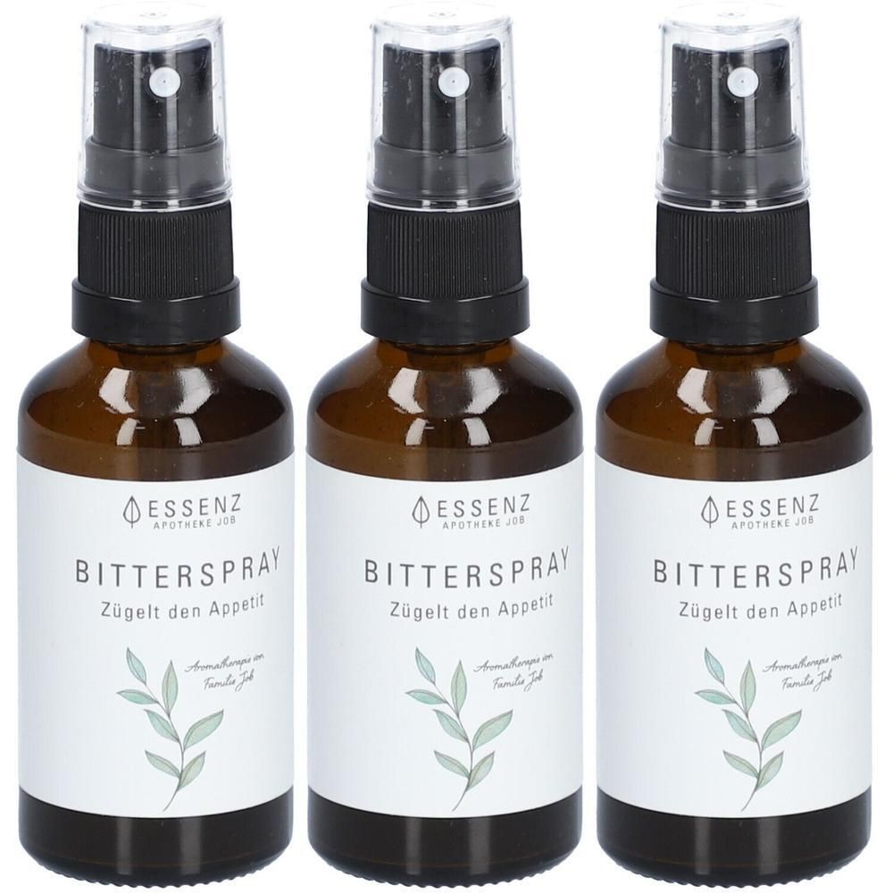 Drei braune Glasflaschen mit Sprühkopf. Auf den Etiketten steht "ESSENZ APOTHEKE JOB BITTERSPRAY Zügelt den Appetit".