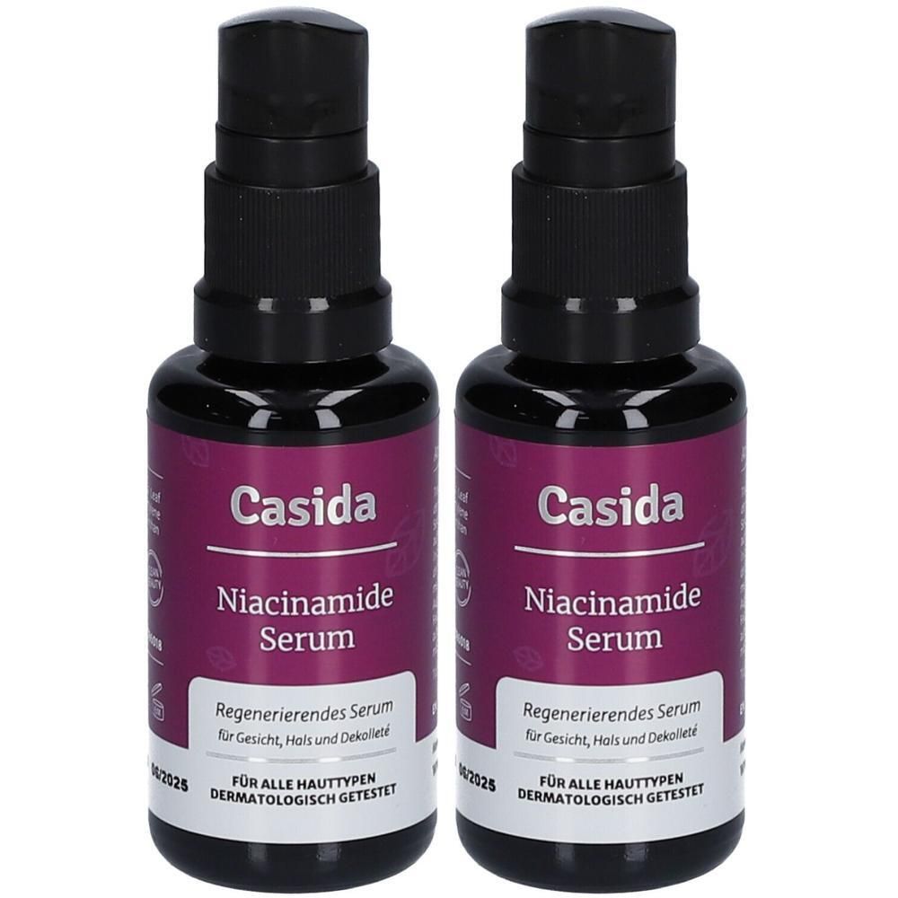Zwei Flaschen Casida Niacinamide Serum. Schwarze Flaschen mit Pumpaufsatz und lila Etikett. Text: Regenerierendes Serum, für alle Hauttypen.