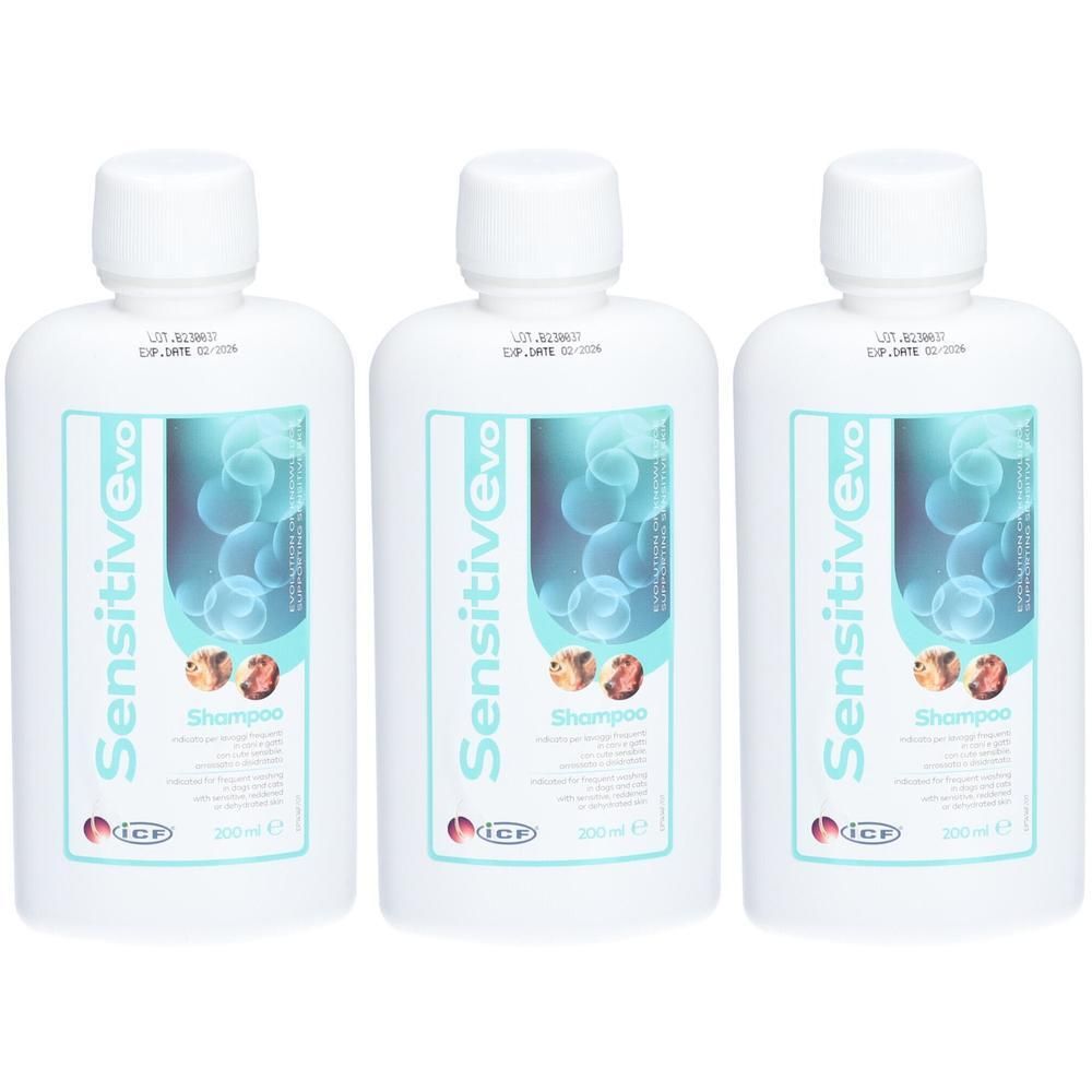 Drei weiße Flaschen mit weißem Deckel. Auf dem Etikett steht "Sensitiv Evo Shampoo". Darunter befinden sich Abbildungen von Tieren.