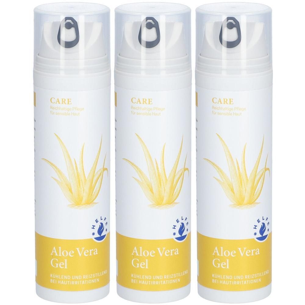 Drei weiße Flaschen mit Aloe Vera Gel. Aufschrift: CARE, Aloe Vera Gel. Gelbe Aloe Vera-Pflanze abgebildet. Mit Spenderkopf.