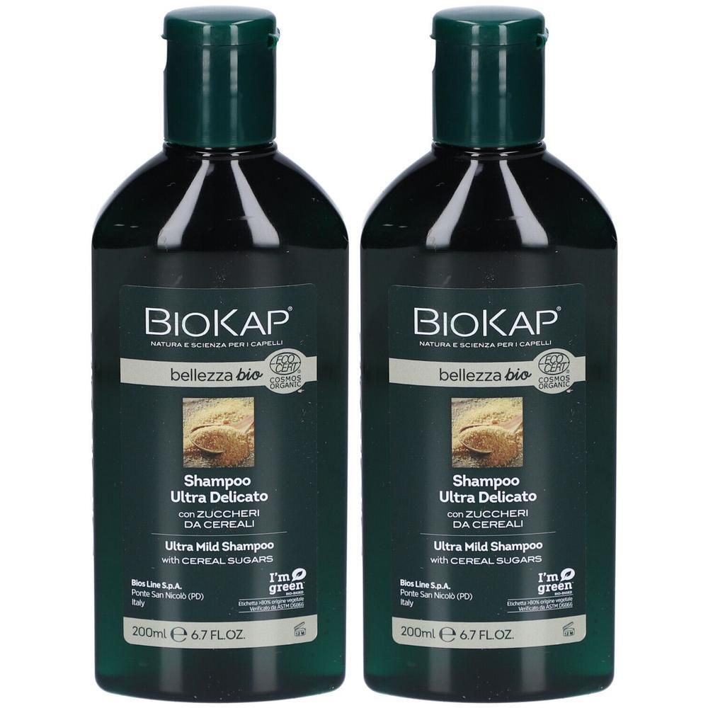 Zwei grüne Flaschen Shampoo. Aufschrift: BIOKAP, bellezza bio, Ultra Delicato mit Getreidezuckern. 200ml, 6.7 FL.OZ. I'm green.