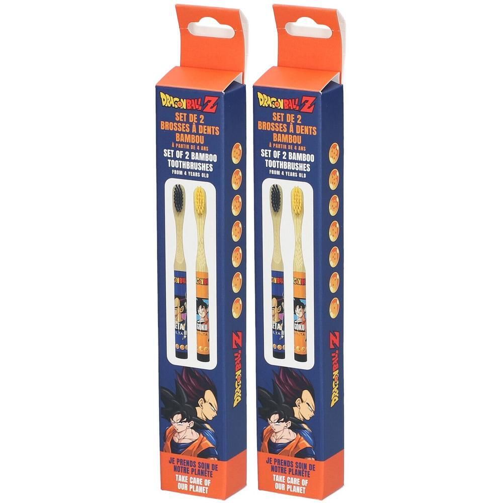 Zwei Zahnbürsten-Sets in Verpackungen. Jedes Set enthält zwei Bambuszahnbürsten. Aufdrucke mit Anime-Figuren und Schriftzügen.