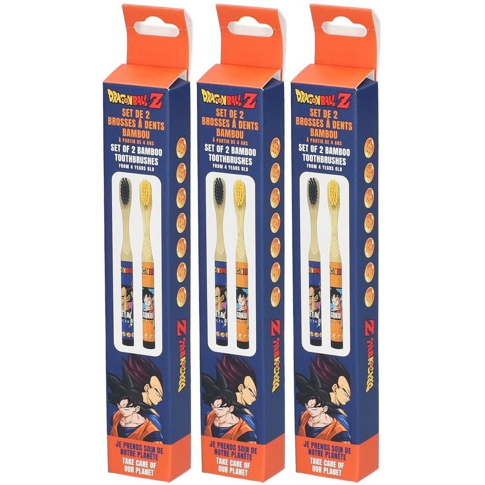 Drei Verpackungen mit je zwei Bambus-Zahnbürsten. Aufdrucke mit Anime-Figuren und Schriftzügen. Orange-blaue Kartons mit Aufhängung.