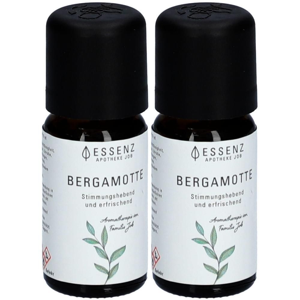 Zwei Flaschen Bergamotte-Öl mit schwarzen Kappen. Etiketten zeigen 'ESSENZ APOTHEKE JOD' und 'BERGAMOTTE'.