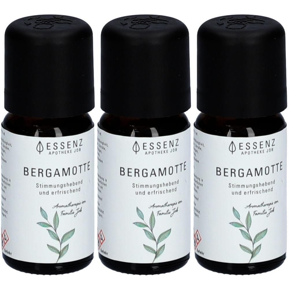 Drei Fläschchen Bergamotte-Öl mit schwarzen Kappen. Etiketten zeigen 'ESSENZ APOTHEKE JOD' und eine Blattgrafik.