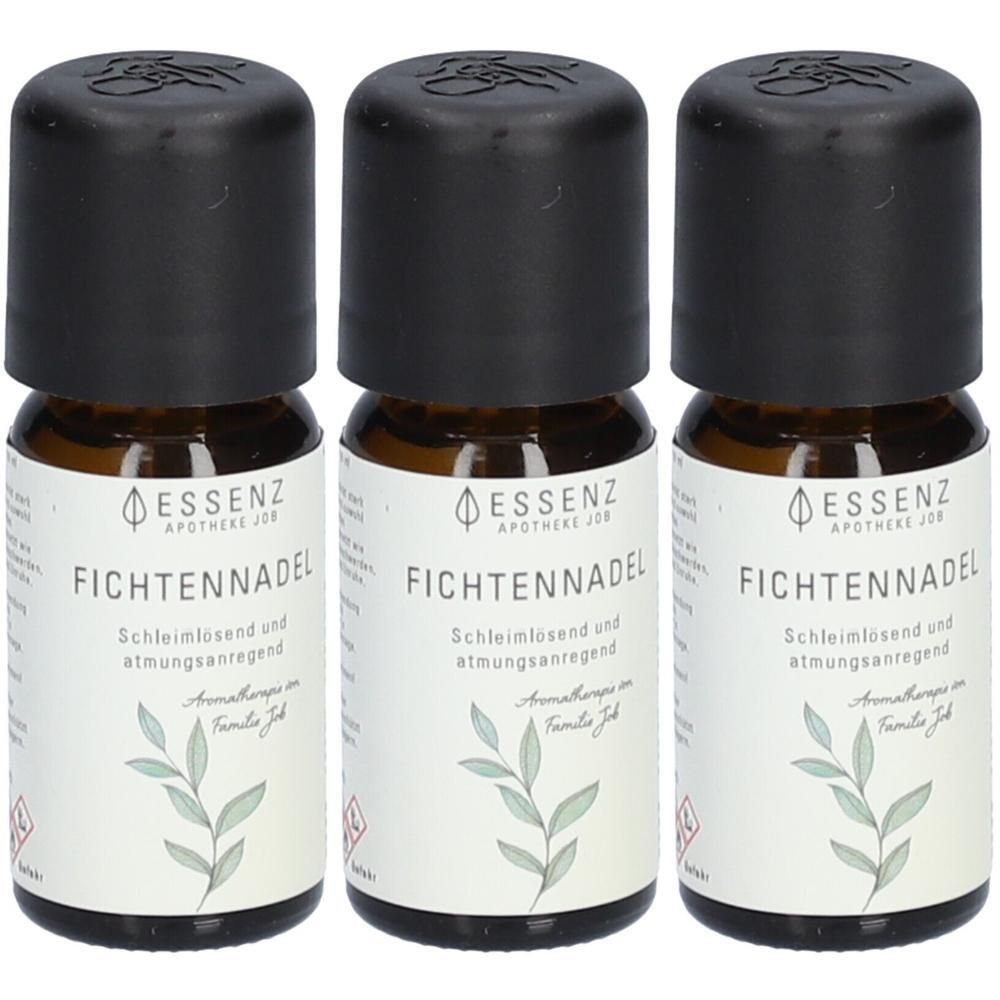 Drei kleine braune Glasflaschen mit schwarzen Deckeln. Auf den Etiketten steht "Essenz Apotheke Job Fichtennadel".
