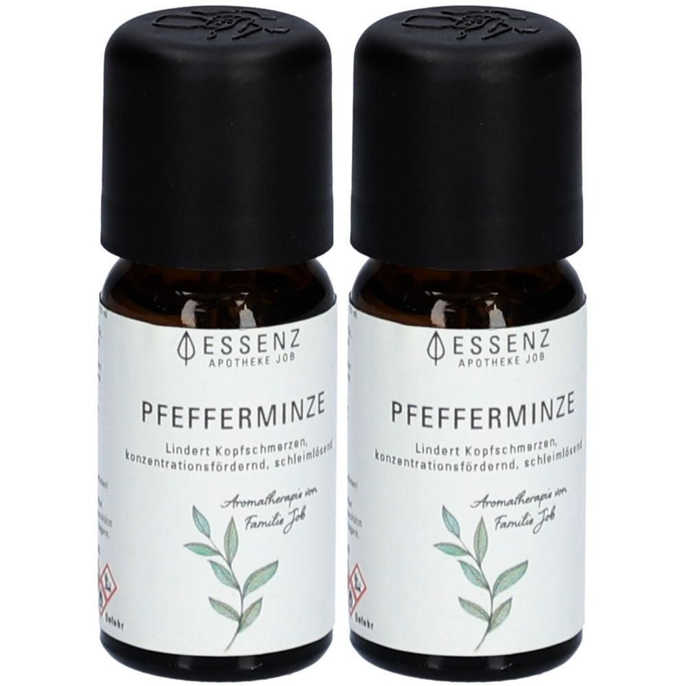 Zwei dunkle Glasflaschen mit Pfefferminzöl und schwarzen Kappen. Etiketten zeigen "PFEFFERMINZE" und "ESSENZ APOTHEKE JOB".