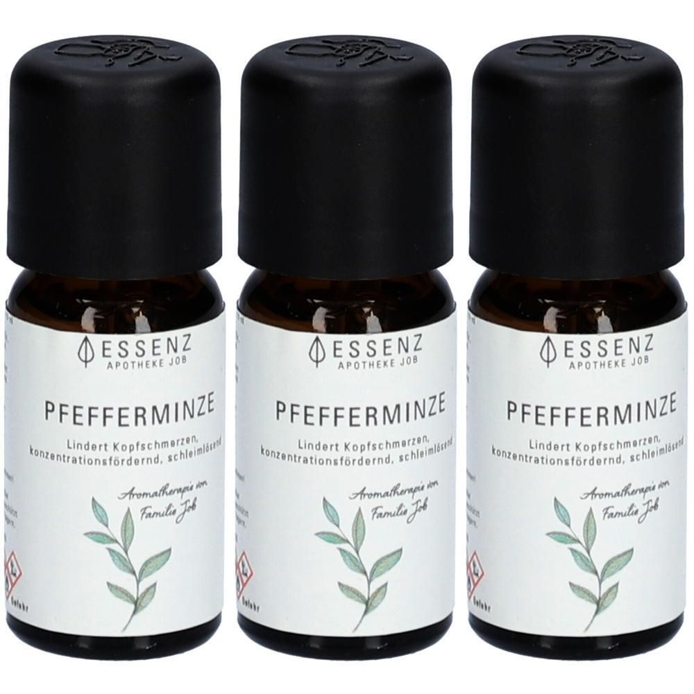 Drei Fläschchen Pfefferminzöl mit schwarzen Kappen und Etiketten, die "ESSENZ APOTHEKE JOB" und "PFEFFERMINZE" zeigen.