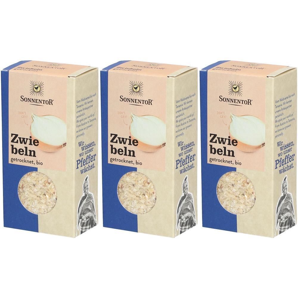 Drei Kartons mit SonnentoR Zwiebeln getrocknet. Aufschrift: Zwiebeln getrocknet, bio. Logo: Sonne. Sichtfenster mit Zwiebeln.