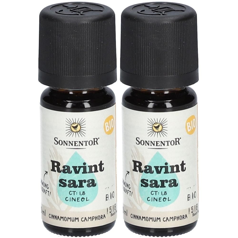 Zwei kleine braune Glasflaschen mit schwarzen Deckeln. Auf den Etiketten steht "Sonnentor Ravintsara" und "BIO".