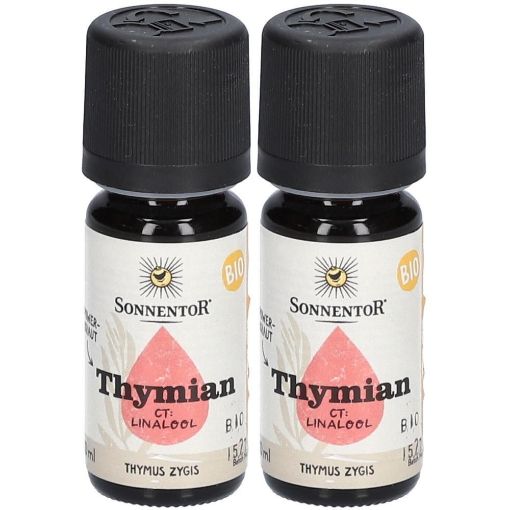 Zwei Flaschen ätherisches Öl. Schwarze Kappen, weiße Etiketten mit Produktnamen und Logo. BIO-Zertifizierung.