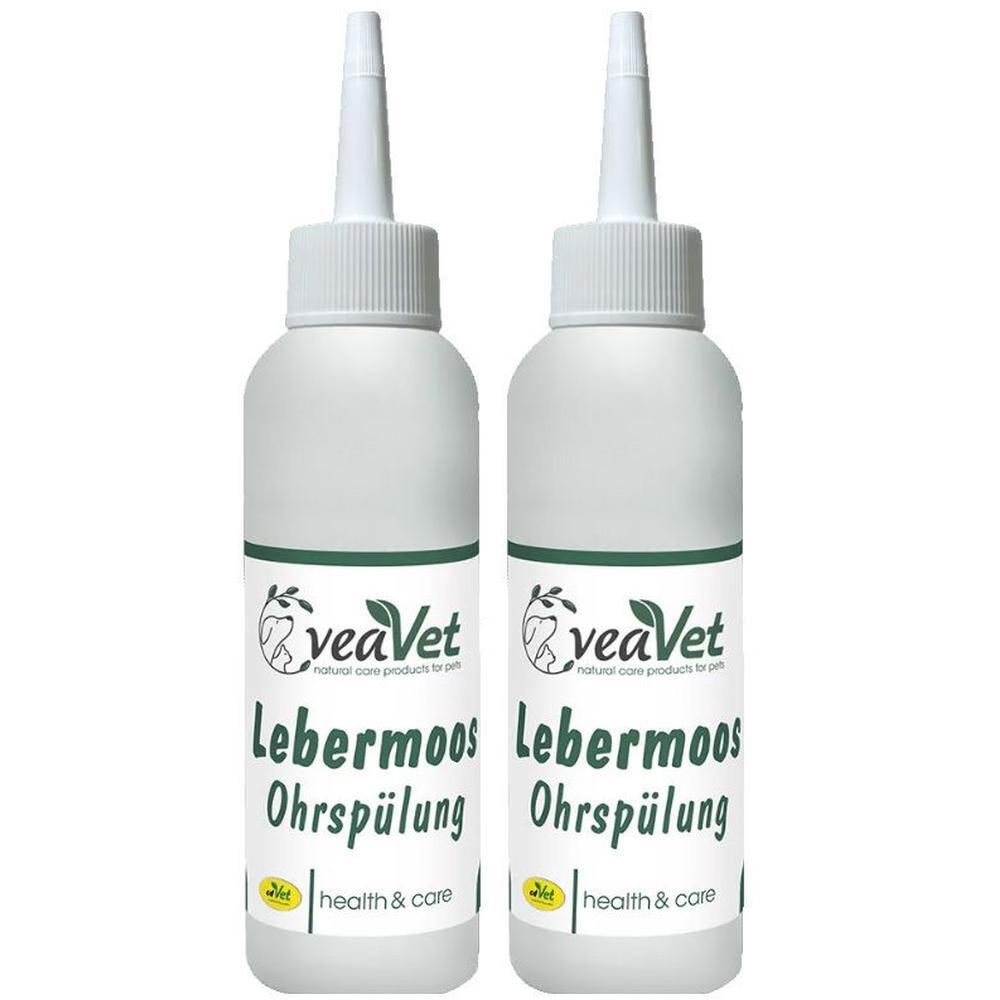 Zwei weiße Flaschen mit Dosierspitze. Aufschrift: veaVet Lebermoos Ohrspülung. Logo mit Blatt und Hund.