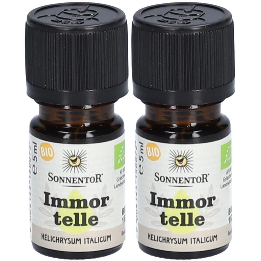 Zwei kleine braune Glasflaschen mit schwarzen Schraubverschlüssen. Auf den Etiketten steht "Immortelle" und "BIO".