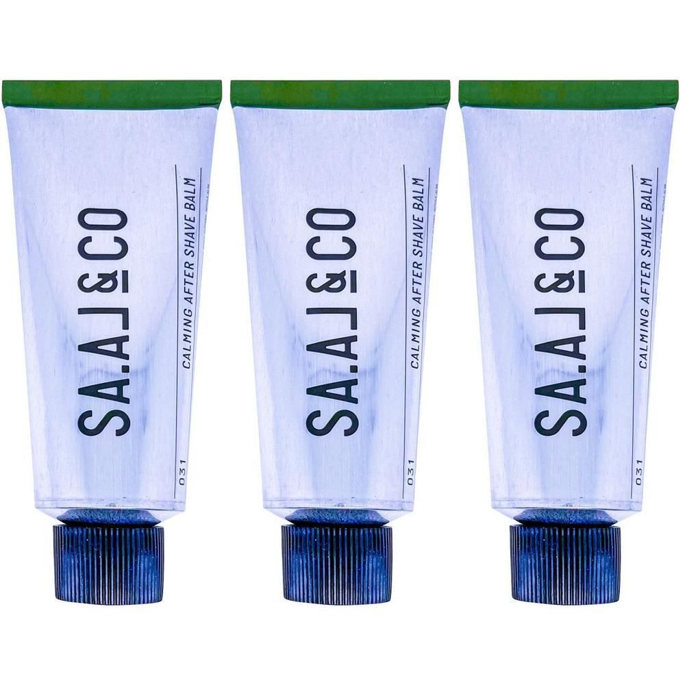 Drei Tuben SA.AL&CO CALMING AFTER SHAVE BALM mit blauen Schraubverschlüssen und grünen Rändern.