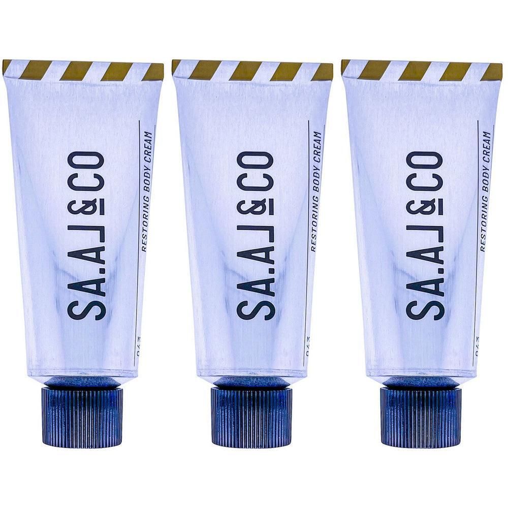 Drei Tuben SA.A.J&CO RESTORING BODY CREAM mit blauen Schraubverschlüssen und gold-weißen Streifen am oberen Rand.