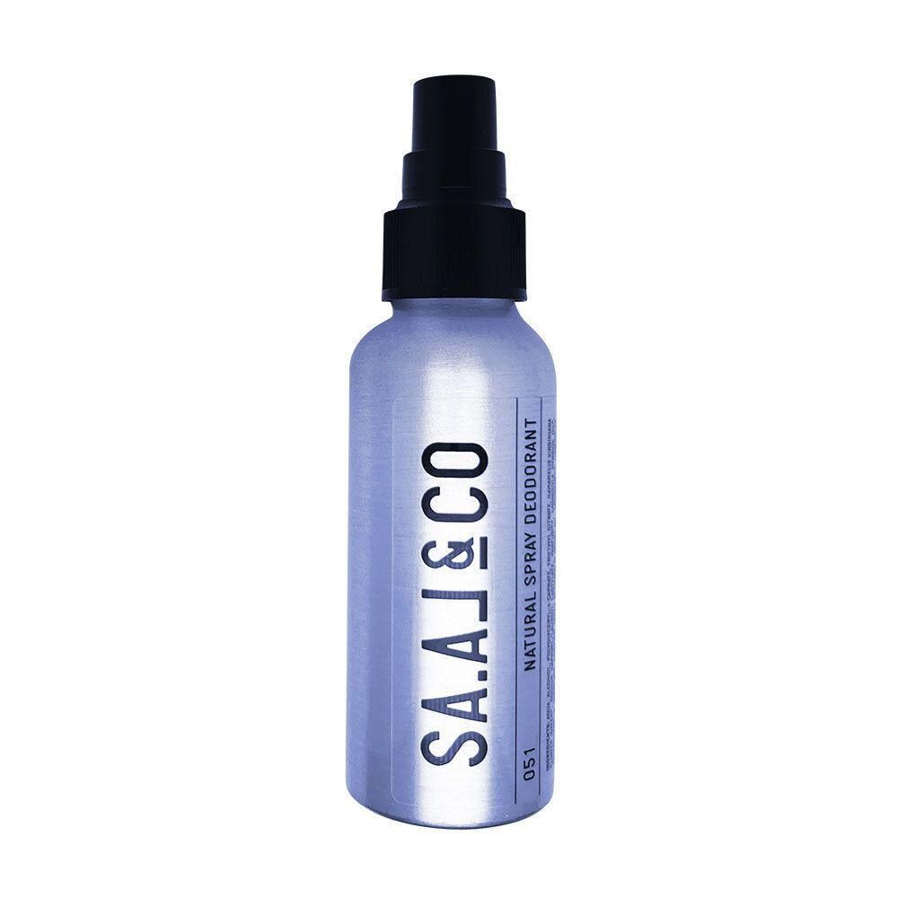 Silberne Sprühflasche mit schwarzem Pumpspender. Etikett mit "SA.AL&CO NATURAL SPRAY DEODORANT".