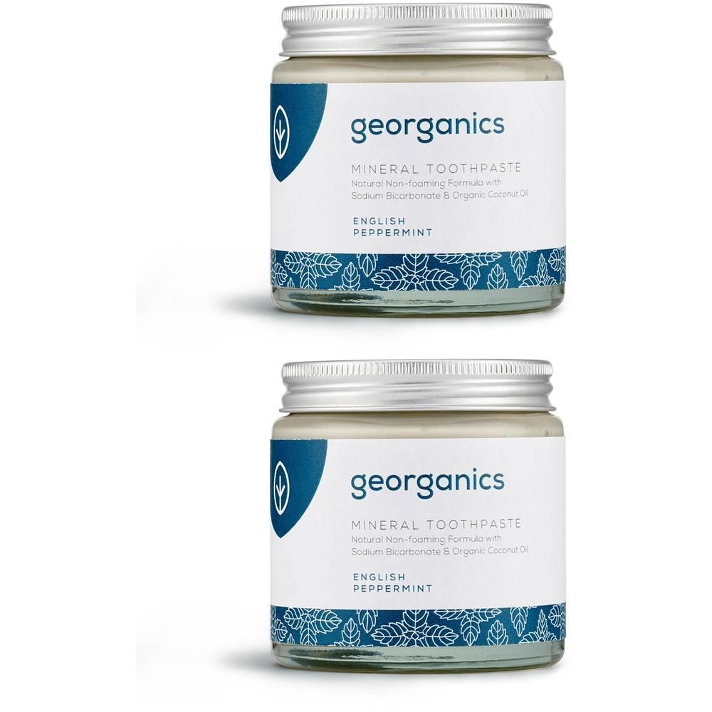 Zwei Gläser Zahnpasta mit Schraubverschluss. Aufschrift: georganics, English Peppermint. Blaue und weiße Etiketten.