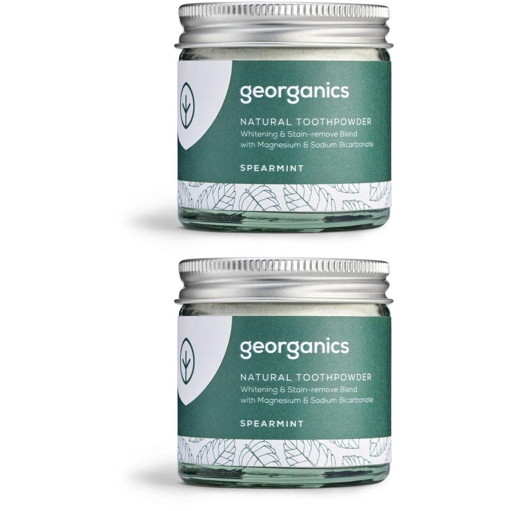 Zwei Gläser mit silbernen Deckeln. Auf dem Etikett steht "georganics NATURAL TOOTHPOWDER Spearmint".