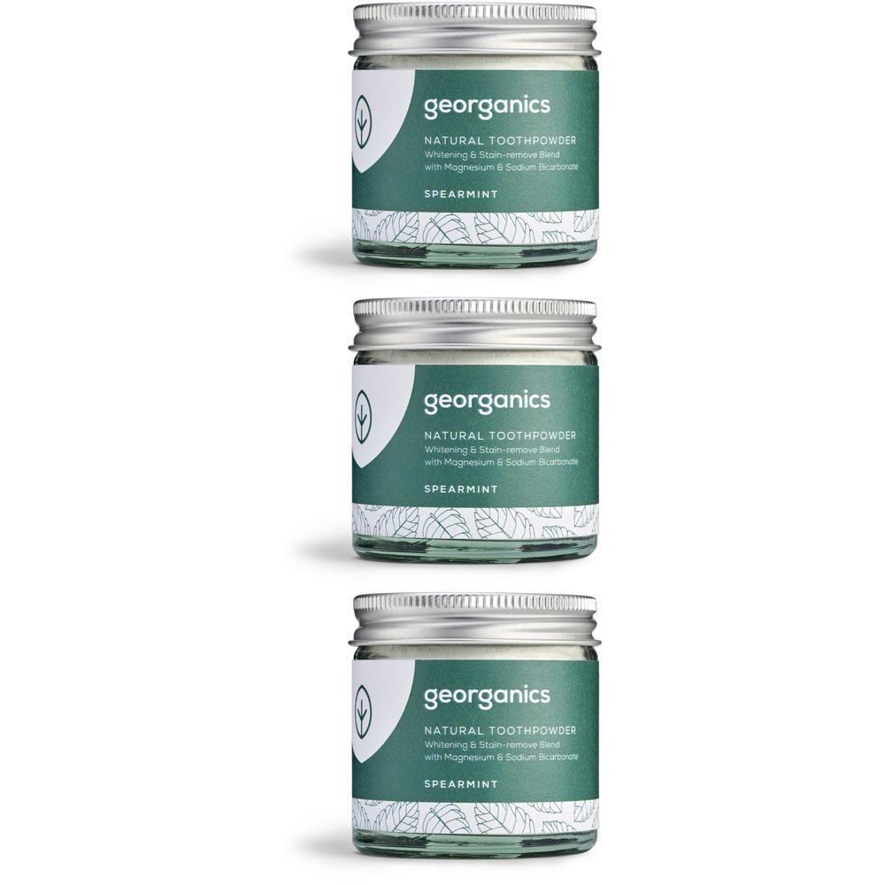 Drei Gläser mit silbernen Deckeln. Auf den Etiketten steht "georganics NATURAL TOOTHPOWDER Spearmint".