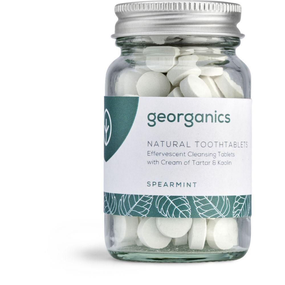 Glas mit weißen Tabletten. Aufschrift: georganics, NATURAL TOOTHTABLETS, Spearmint. Deckel aus Metall. Tablettenform: rund.