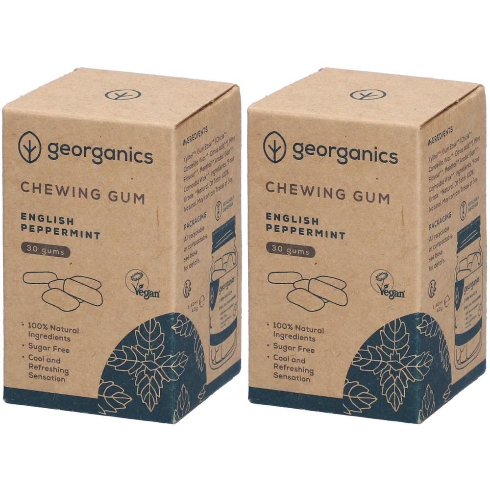 Zwei Kartons mit Kaugummi. Aufschrift: georganics, CHEWING GUM, ENGLISH PEPPERMINT, 30 gums. Vegan-Siegel. Aufdruck mit Blättern.